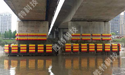 靈江二橋安裝完固定式復(fù)合材料橋梁防撞設(shè)施后的正面圖