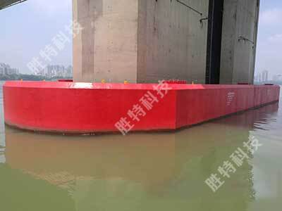 勝特公司生產(chǎn)安裝的自浮式鋼覆復(fù)合材料橋梁防撞設(shè)施